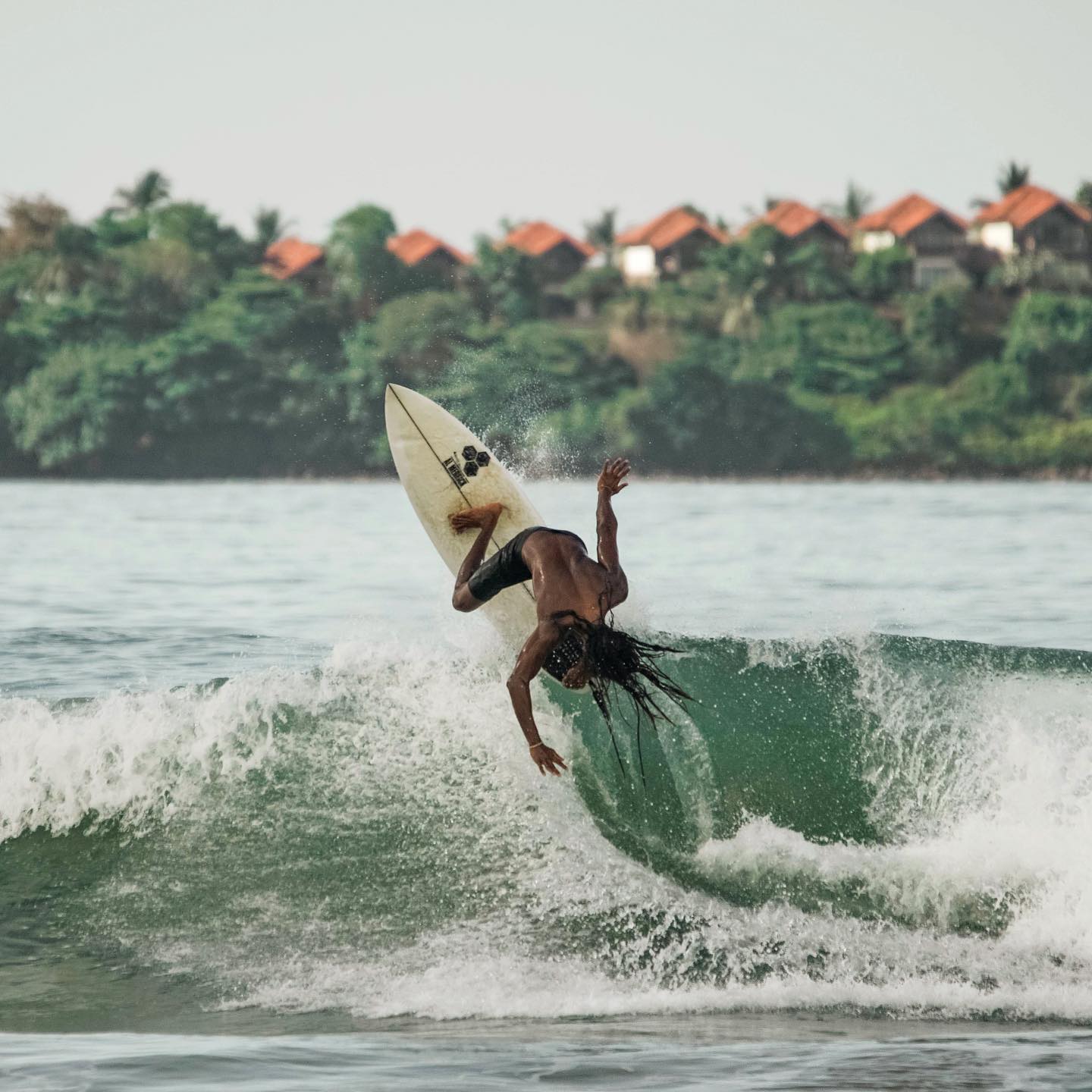 Hollow reef break at Rams near Midigama